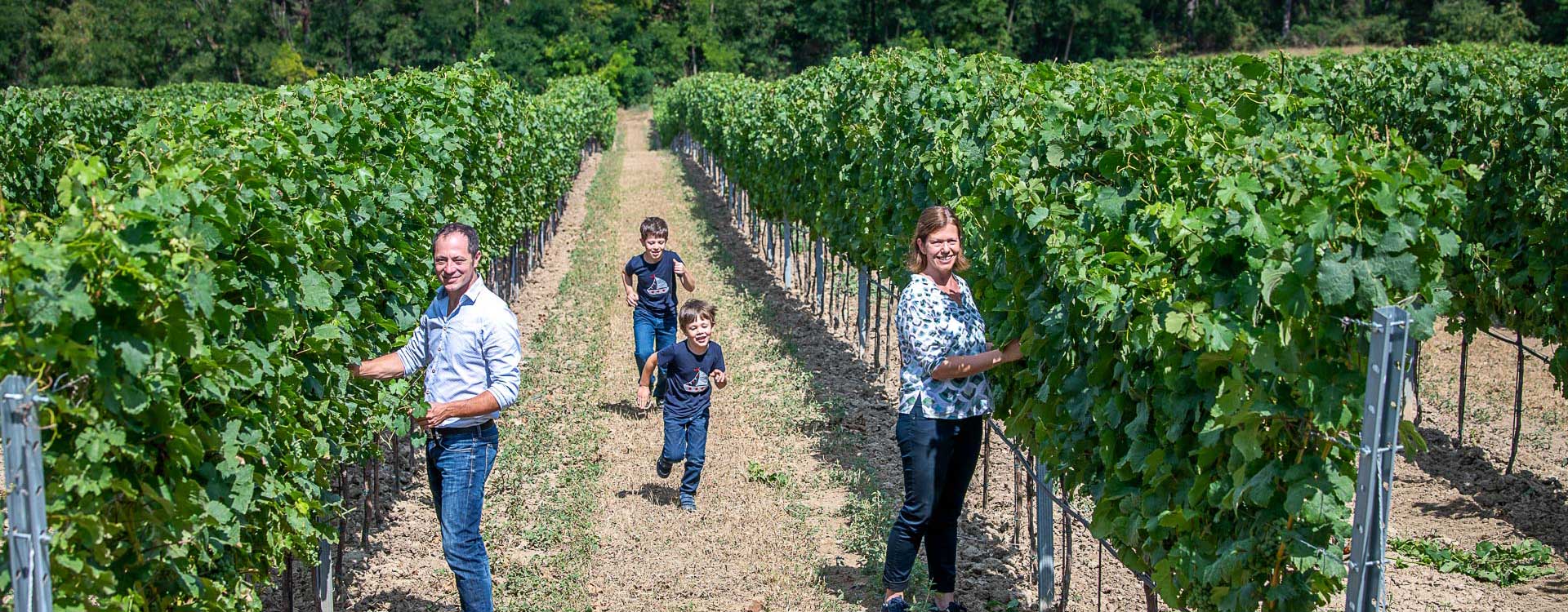 Familie Hofmeister im Weingarten